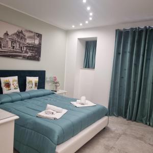 卡塔尼亚Al Punto Giusto的一间卧室配有蓝色的床和绿色窗帘