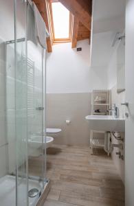 莱科La Casa del Sarto - Rooms and Apartments的一间带玻璃淋浴和水槽的浴室
