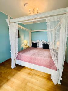 泰拉西尼Esmaraldas House of Love的一间卧室配有一张带粉红色棉被的天蓬床