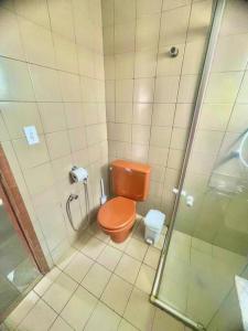 里贝朗普雷托Apto Centro Moderno e Completo的浴室配有橙色卫生间和淋浴。