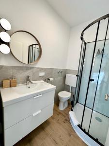 菲拉赫SmartRooms24的一间带水槽和镜子的浴室