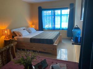 KibuyeSpa Shallum的一间卧室设有一张大床和一个窗户。