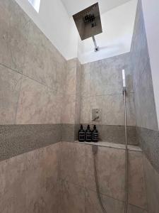 比亚米尔港Yellow Heron House的带淋浴喷头的浴室