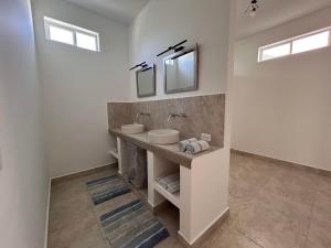 比亚米尔港Yellow Heron House的浴室设有2个水槽和2面镜子