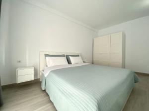 圣胡安海滩Casa Antonio - apartamento Luna的白色卧室配有一张带白色床单的大床