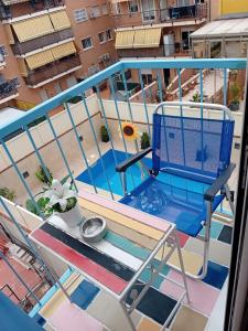 埃普拉特约布里加Apartamento compartido excelente ubicación的一个带椅子和游泳池的阳台