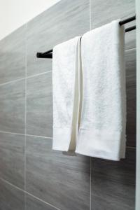 KiraBeHomu Apartments的浴室内毛巾架上挂着两条白色毛巾