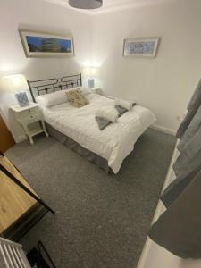 托基The Nest at Wynncroft的一间卧室配有一张床和一张带台灯的桌子