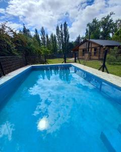Las CompuertasCasa Lutan ,Mendoza, 6 personas ,Montaña y bodegas的院子里的大型蓝色游泳池