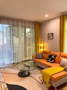 坎帕拉Keitylin Heights Apartments in Makindye的带沙发和玻璃桌的客厅