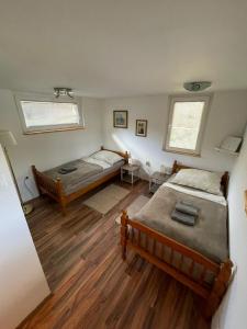 拉多夫吉卡Riverhouse apartment的一间卧室设有两张床和两个窗户。