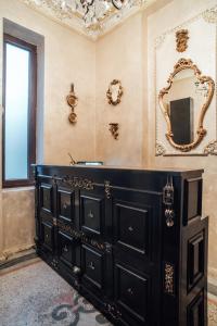 克拉约瓦Veritas Boutique Vila的浴室设有黑色梳妆台和镜子