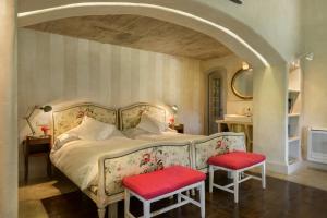 哈赖斯德拉韦拉Vaqueria Cantaelgallo的一间卧室配有一张带两个红色座椅的大床
