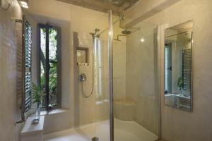 哈赖斯德拉韦拉Vaqueria Cantaelgallo的带淋浴的浴室和玻璃门