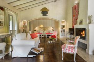 哈赖斯德拉韦拉Vaqueria Cantaelgallo的客厅配有白色沙发和壁炉