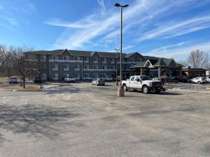 普雷里德欣Country Inn & Suites by Radisson, Prairie du Chien, WI的停在大楼前停车场的卡车