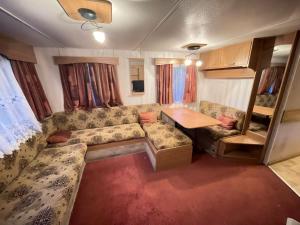 赫尔Your Caravan Hel的客厅配有沙发和桌子
