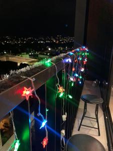 圣萨尔瓦多Paradise Apartment的阳台在晚上装饰着圣诞灯