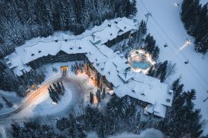 惠斯勒Blackcomb Springs Suites by CLIQUE的雪地中度假村的空中景观