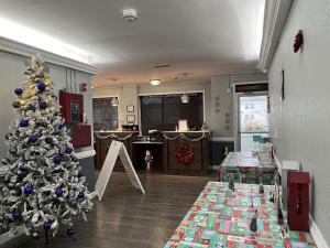 查塔努加Budgetel Chattanooga的客厅配有圣诞树和圣诞礼物