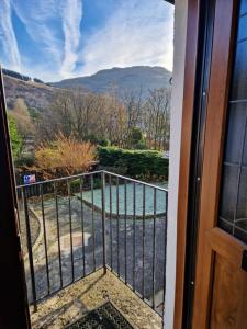 阿罗柴尔Wilmar Lodge的阳台门享有风景。