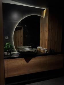 扎耶查尔Beta Lux的一间带水槽和镜子的浴室