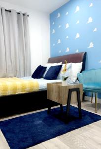 Sheriff HillStylish and Unique Bedroom In Gateshead - Close To Newcastle的一间卧室设有一张床和蓝色的墙壁