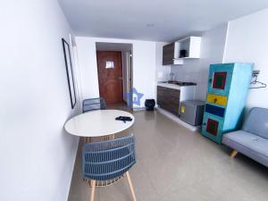 卡塔赫纳Aparta Estudio Vista Piso 20的客厅配有桌子和蓝色沙发