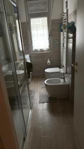热那亚Zena的一间带两个盥洗盆、卫生间和窗户的浴室