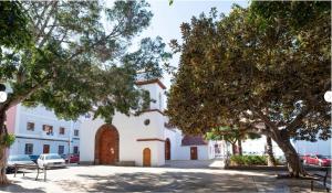 圣克鲁斯-德特内里费Casa Guadalupe y Roque的停车场内有门和树木的建筑
