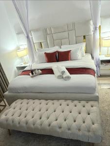 基苏木3 BDR Luxurious Villa in Milimani Kisumu的卧室配有一张白色大床和脚板
