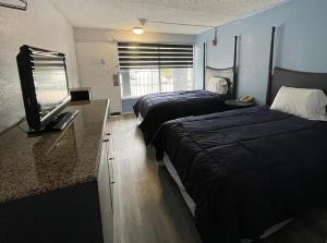 查塔努加Budgetel Chattanooga的酒店客房设有两张床和一台平面电视。