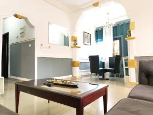 雅温得Appartement meublé 3CH Yaoundé Omnisport - Tigson的客厅配有咖啡桌和沙发