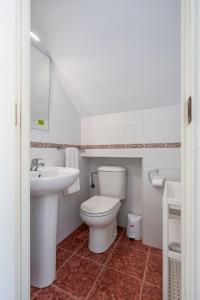 韦尔瓦Adosado Cigüeñas IV-Islantilla Golf的白色的浴室设有卫生间和水槽。