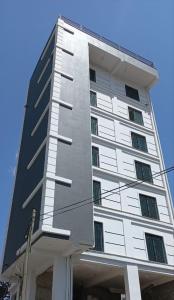 亚的斯亚贝巴G&19 Apartment的一座高大的白色建筑,上面有窗户
