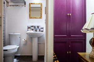 阿特利斯科Casa Zepeda的一间带紫色橱柜和卫生间的浴室