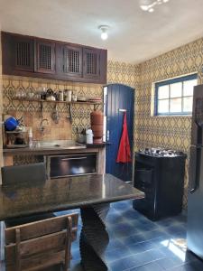 卡波布里奥Dunas 3 quartos的厨房配有水槽和炉灶