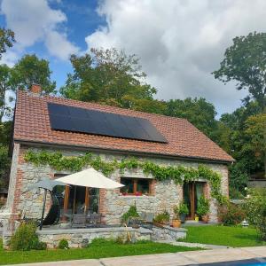 WalcourtLe val du vieux chêne的屋顶上设有太阳能电池板的房子