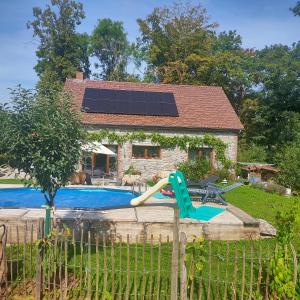 WalcourtLe val du vieux chêne的一座带游泳池的房子和一座带太阳能屋顶的房子