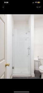 帕特森SUITE Dreams CARROLL 11的带淋浴和卫生间的浴室