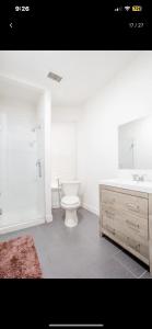 帕特森SUITE Dreams CARROLL 11的浴室配有卫生间、浴缸和水槽。