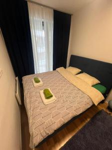 别拉什尼察Apartman 34的一间卧室配有一张带两张绿毛巾的床