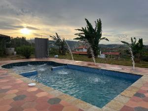 圣希尔Cabaña Villa Lucia的水中庭院中的游泳池
