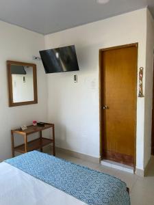 托卢Casa Inés Tolú的一间卧室配有一张床和一扇木门