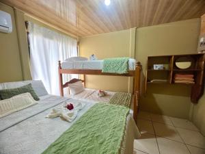 福尔图纳Arenal NAE Home的小房间设有两张双层床和窗户