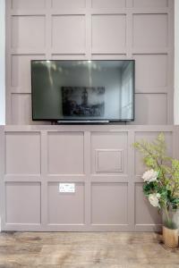伦敦Bright & Modern 2-Bed Notting Hill Apartment的白色墙壁上配有平面电视