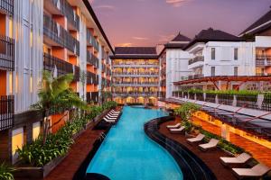 库塔Fairfield by Marriott Bali Kuta Sunset Road的酒店游泳池设有躺椅,度假村