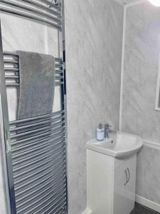 查塔姆Home In Medway的白色的浴室设有水槽和淋浴。
