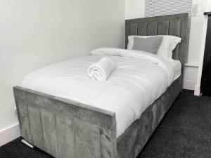 查塔姆Home In Medway的一张配有白色床单和枕头的大床