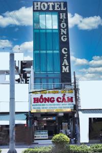 Trung AnHotel Hồng Cẩm的带有香港中心标志的建筑物